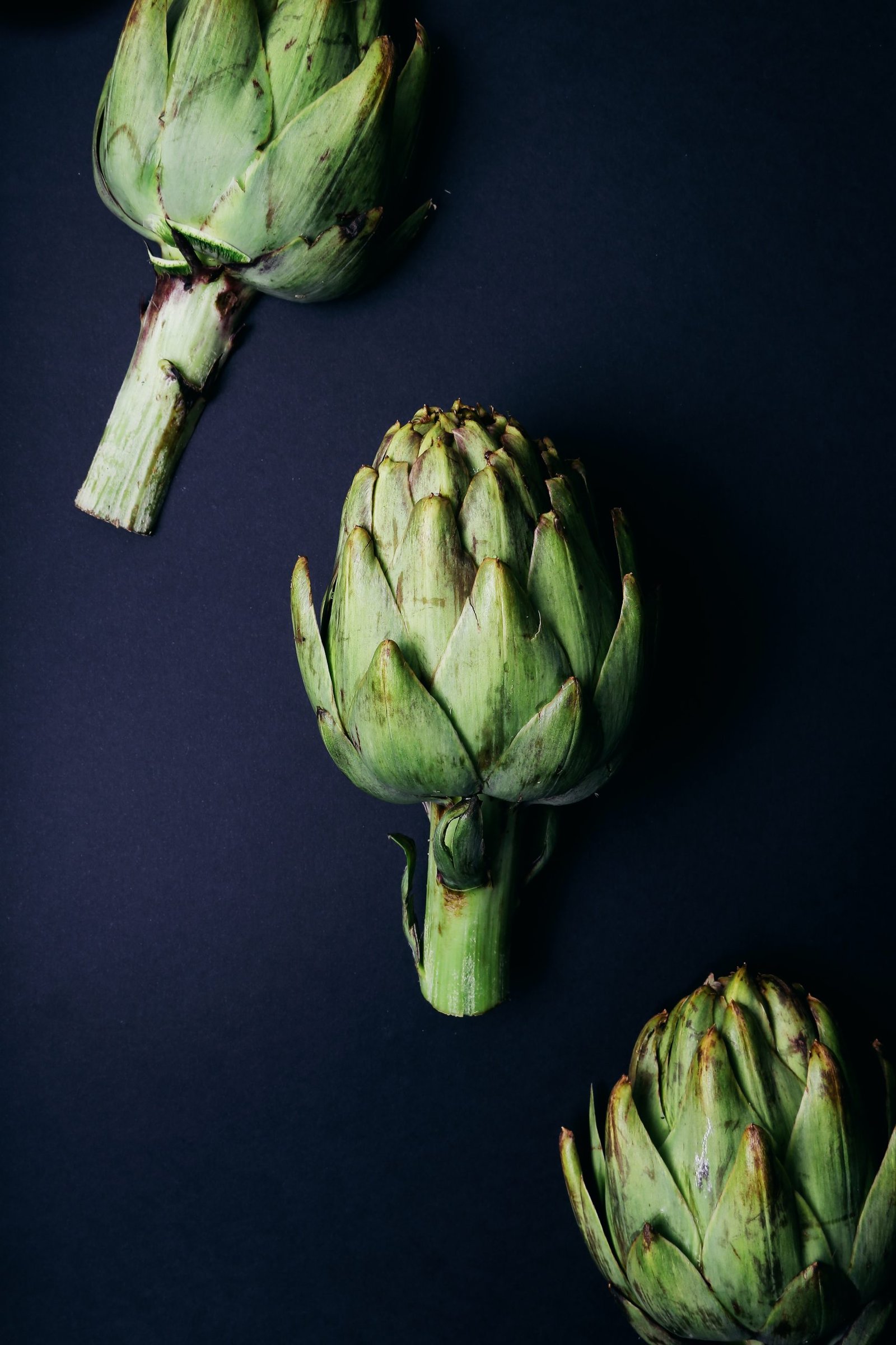 Artichoke alcachofas sobre fondo negro, branding de Artichok