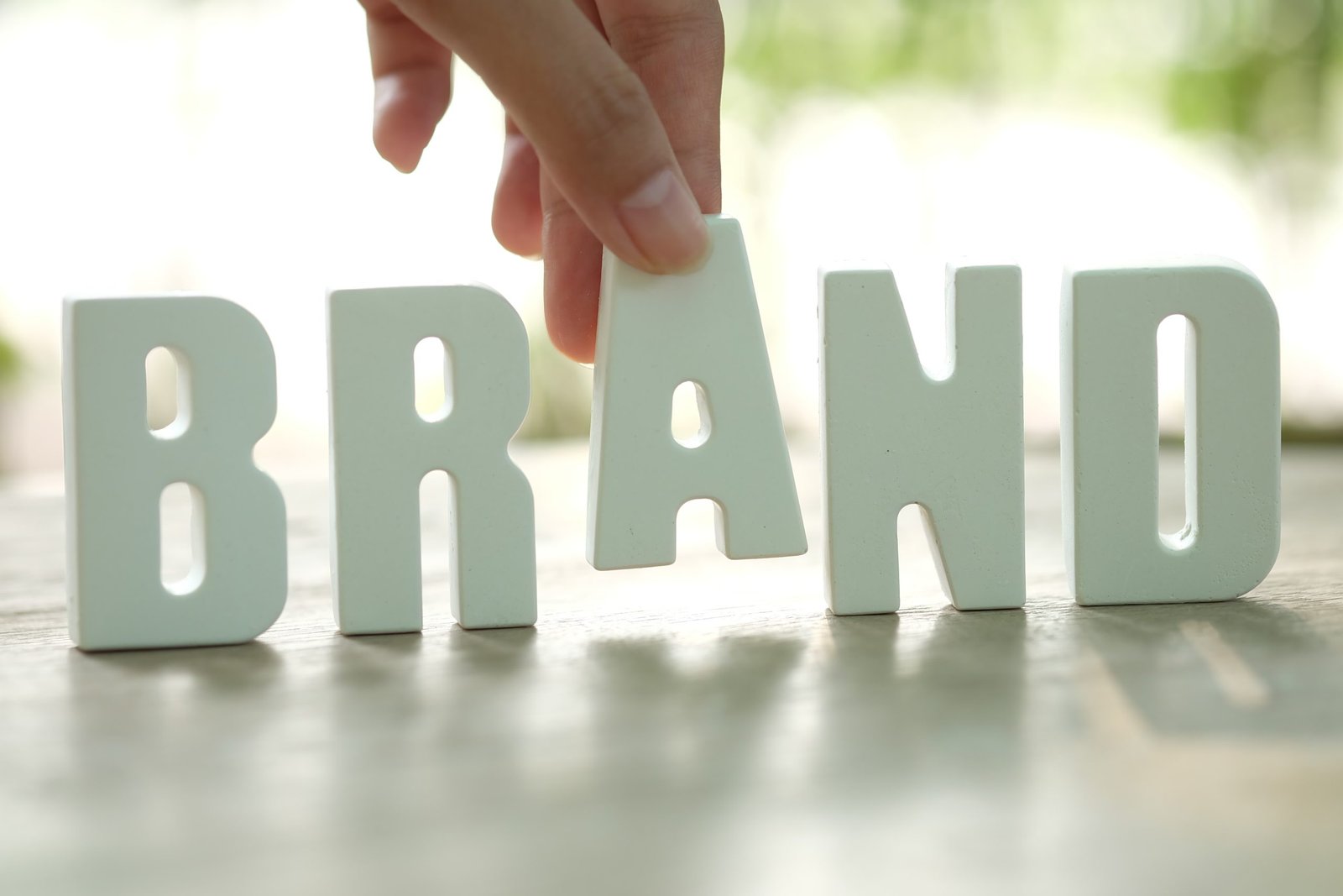 Hand arrange white letters BRAND letras branding empresarial tridimensional balncas