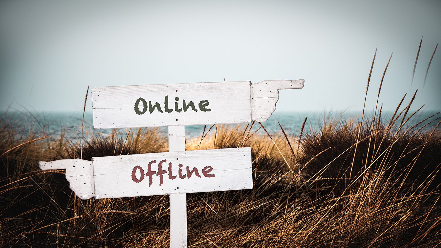 Street Sign Online versus Offline vegetación playa