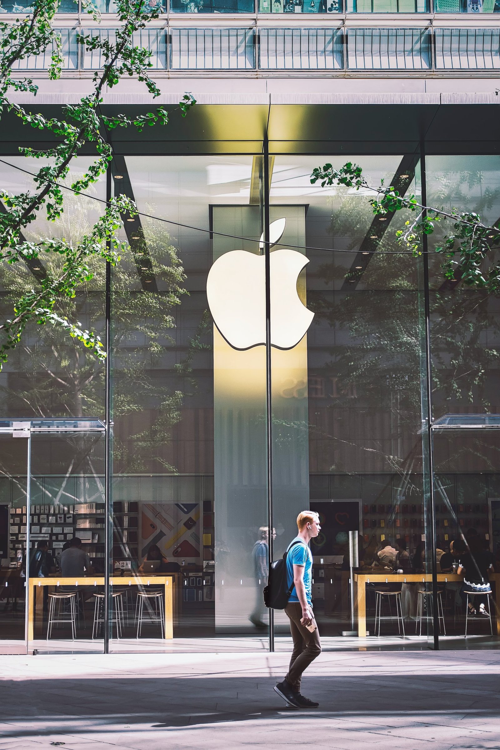 zhang-kaiyv-dhiOkqjewAM-unsplash escaparate de tienda Apple ejemplo de branding de éxito